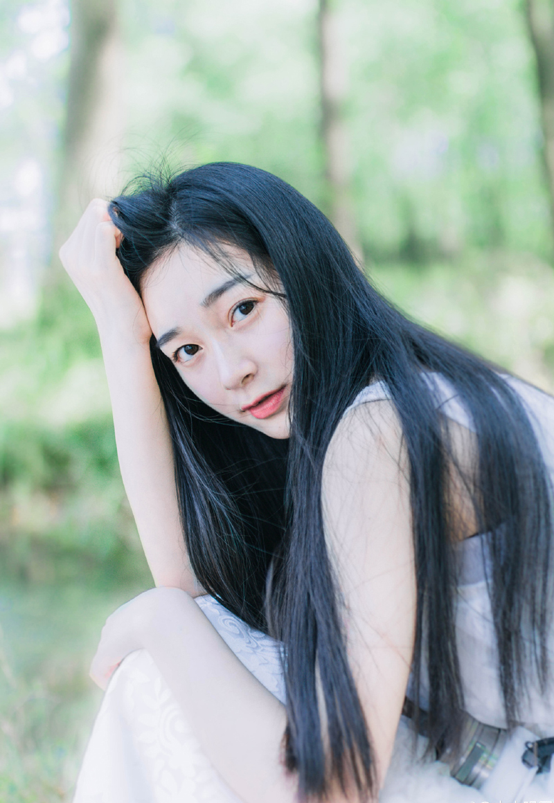 “诸位或许只看到我主公收回世家土地，却未曾看到，我主公在收回这些的同时，却也为世家开辟出新的商路，丝路的利益想必诸位多少也听过，只要有足够的实力，皆可行商丝路，受我军保护，而若有家人出仕主公麾下，更能得到税务优惠政策，统以为，只此一条，足矣消弭失去土地对诸位造成的损失。”